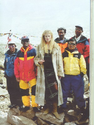 Pagina de la revista con una foto a toda pagina de nuestros sherpas y la modelo con su "modelo". 