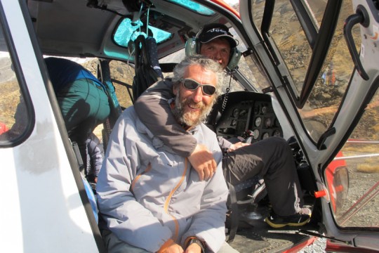 Simone Moro sacandonos en helicoptero del CB del Annapurna