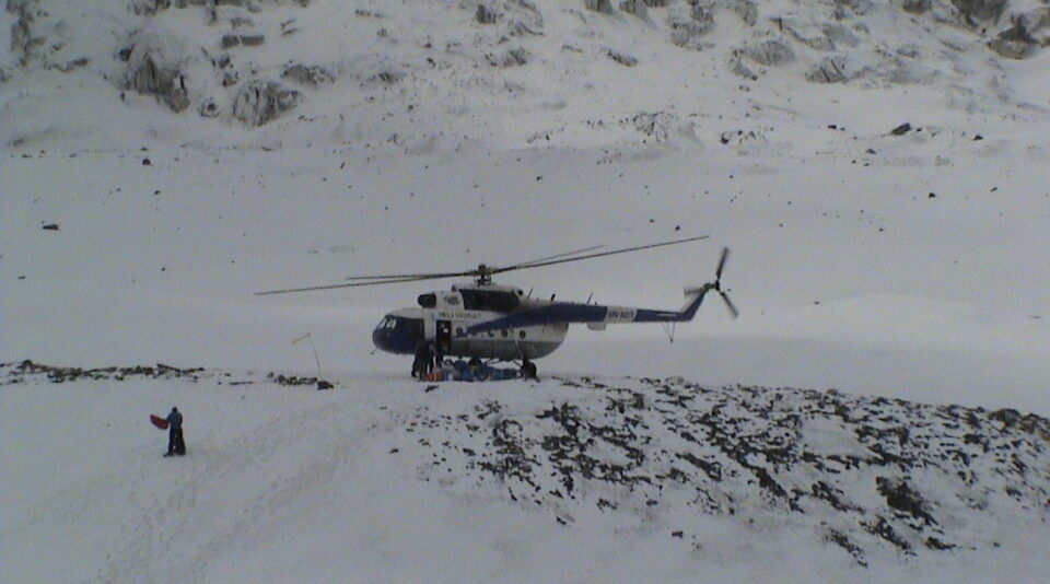 En la primavera del 2006 estábamos en el campamento base del Dhaulagiri. Un grupo de amigos, entre los que se encontraban Carlos Pauner, Nacho Orviz y otros, decidieron solicitar un helicóptero para salir del campo base una vez finalizada su expedición.
El día era esplendido, pero el helicóptero sobrecargado sufrió un accidente en el despegue, afortunadamente solo con consecuencias materiales.
Todo el proceso lo estábamos grabando David Villegas y yo, y con los vídeos que grabamos los dos, monté al día siguiente, en el mismo campamento base, este pequeño vídeo.
Nunca hasta ahora lo había proyectado en publico. Ni tan siquiera los 
