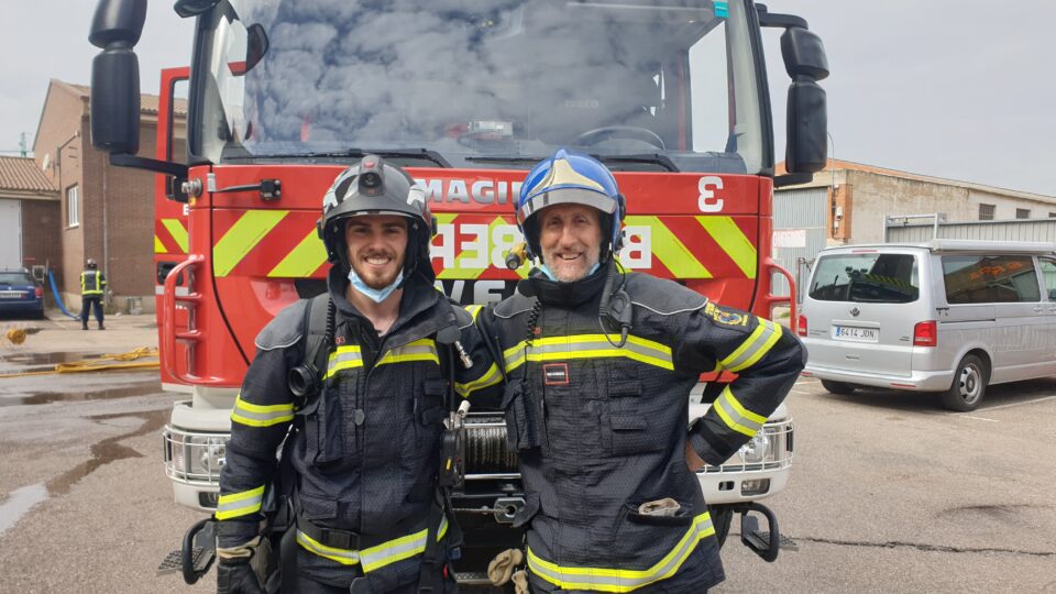 A lo largo de casi 30 años trabajando en el parque de bomberos de Palencia, he acumulado muchas vivencias. Afortunadamente, de muchas de ellas conservo testimonios gráficos.
Aquí podéis ver un resumen de estos años vividos con pasión, ilusión y orgullo.
Muchas de las fotografías son mías, pero también hay muchas de compañeros y medios de comunicación, con los que siempre he mantenido una relación mas que cordial.