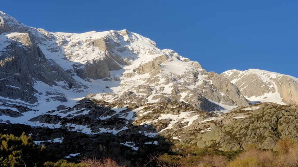Clásica ascensión invernal a Espigüete por el corredor Noreste.
Montaje de video de Juan Lagunilla.