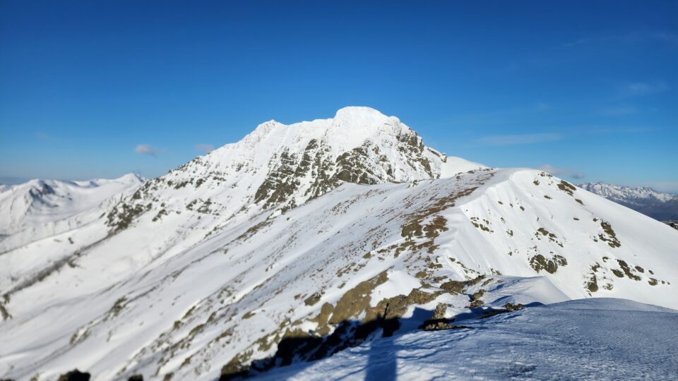 Ascensión y descenso con esquís de travesía a Monte Las Huelgas, pico de 2221 m. situado en la 
