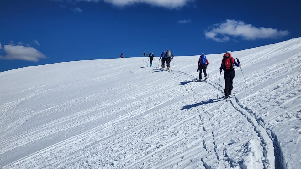 Una semana de esquí de travesía por el corazón de Bulgaria.
En este viaje recorrimos algunos de los paisajes más espectaculares de los Balcanes, explorando los dos grandes macizos montañosos del país: Rila y Pirin.

Durante 7 días combinamos travesías entre bosques nevados, largas ascensiones alpinas y descensos increíbles, descubriendo lugares míticos como la región de los Siete Lagos de Rila, el impresionante Monasterio de Rila y las famosas estaciones de Borovets y Bansko.

Un viaje de montaña, cultura y aventura, atravesando lagos helados, refugios perdidos entre la nieve y algunas de las mejores vistas invernales de Europa del Este.
Montaje de Juan Francisco Lagunilla.