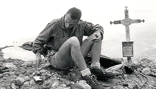 Cruz de los barruelanos en la cima de Curavacas en los años 70